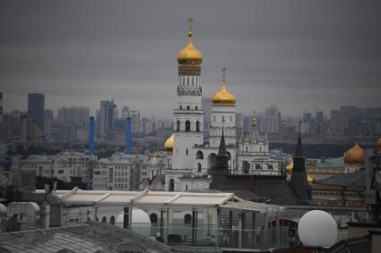 Москва. Вид со смотровой площадки `Центрального Детского Мира на Лубянке` на колокольню Иван Великий.