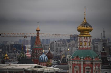 Москва. Вид со смотровой площадки `Центрального Детского Мира на Лубянке` на купола храма Василия Блаженного.