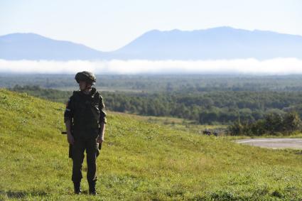 Россия. Приморский край. Военнослужащий  во время стратегических командно-штабных учений (СКШУ) \"Восток-2022\" .