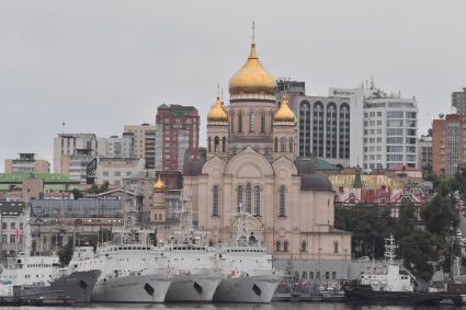 Россия. Приморский край.  Вид на порт  Владивостока.  Церковь успения Пресвятой Богородицы.