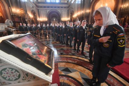 Москва. Курсанты МЧС на благодарственном молебне в честь иконы Божией Матери `Неопалимая Купина` в храме Христа Спасителя.