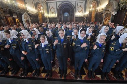 Москва. Курсанты МЧС на  благодарственном молебне в честь иконы Божией Матери `Неопалимая Купина` в храме Христа Спасителя.