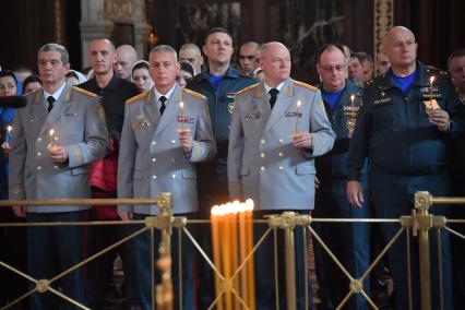 Москва. Заместители Министра МЧС РФ Илья Денисов, Анатолий Супруновский, Алексей Серко (слева направо) на благодарственном молебне в честь иконы Божией Матери `Неопалимая Купина` в храме Христа Спасителя.