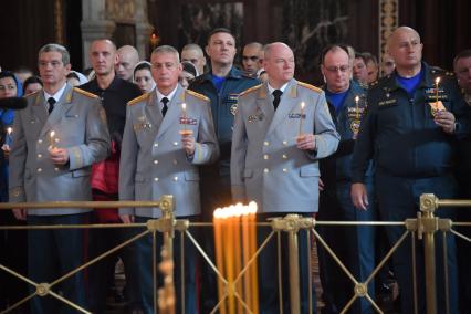 Москва. Заместители Министра МЧС РФ  Илья Денисов, Анатолий Супруновский, Алексей Серко  (слева направо)  на благодарственном молебне в честь иконы Божией Матери `Неопалимая Купина` в храме Христа Спасителя.