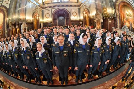 Москва. Курсанты МЧС на благодарственном молебне в честь иконы Божией Матери `Неопалимая Купина` в храме Христа Спасителя.
