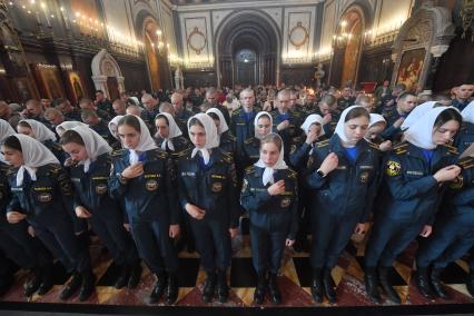 Москва. Курсанты МЧС на  благодарственном молебне в честь иконы Божией Матери `Неопалимая Купина` в храме Христа Спасителя.