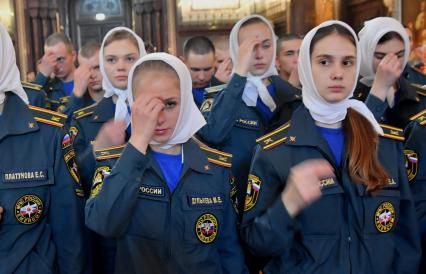 Москва. Курсанты МЧС на благодарственном молебне в честь иконы Божией Матери `Неопалимая Купина` в храме Христа Спасителя.