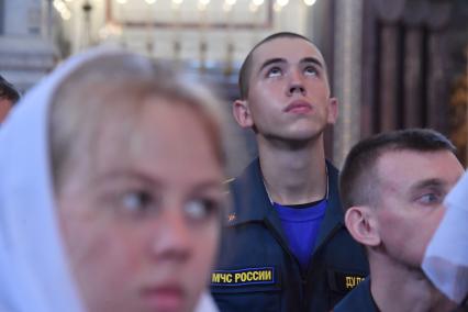 Москва. Курсанты МЧС на благодарственном молебне в честь иконы Божией Матери `Неопалимая Купина` в храме Христа Спасителя.