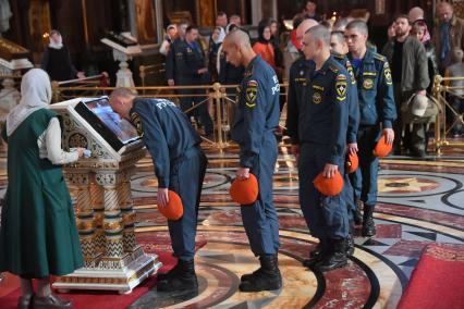 Москва. Курсанты МЧС на благодарственном молебне в честь иконы Божией Матери `Неопалимая Купина` в храме Христа Спасителя.