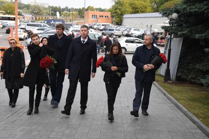 Москва. Первый заместитель генерального директора ИД `Комсомольская правда` Владислав Гемст (третий справа) на церемонии прощания с генеральным директором медиагруппы `Комсомольской правды` Владимиром Сунгоркиным в похоронном доме `Троекурово`.