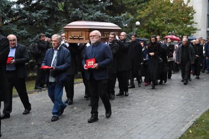 Москва. Гроб с телом генерального директора медиагруппы `Комсомольской правды` Владимира Сунгоркина после церемонии прощания в похоронном доме `Троекурово`. Слева направо: Бывший генеральный директор издательского дома `Комсомольская правда`, продюсер кинокомпании `Красная стрела` Вадим Горяинов, политический обозреватель `Комсомольской правды ` Александр Гамов и заместитель главного редактора ИД `Комсомольская правда` Леонид Захаров.