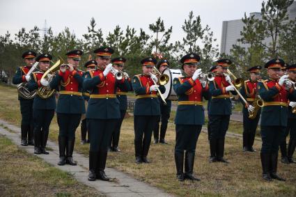 Москва. Военный оркестр Почетного караула на церемонии прощания с генеральным директором медиагруппы `Комсомольской правды` Владимиром Сунгоркиным на Троекуровском кладбище.