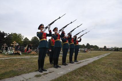 Москва. Почетный караул на церемонии прощания с генеральным директором медиагруппы `Комсомольской правды` Владимиром Сунгоркиным на Троекуровском кладбище.