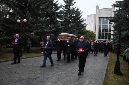 Москва. Гроб с телом генерального директора медиагруппы `Комсомольской правды` Владимира Сунгоркина после церемонии прощания в похоронном доме `Троекурово`. Слева направо: Бывший генеральный директор издательского дома `Комсомольская правда`, продюсер кинокомпании `Красная стрела` Вадим Горяинов, политический обозреватель `Комсомольской правды ` Александр Гамов и заместитель главного редактора ИД `Комсомольская правда` Леонид Захаров.