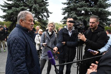 Москва. Политический обозреватель `Комсомольской правды ` Александр Гамов (слева) на церемонии прощания с генеральным директором медиагруппы `Комсомольской правды` Владимиром Сунгоркиным в похоронном доме `Троекурово`.