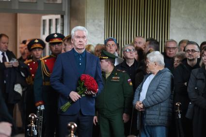 Москва. Мэр Москвы Сергей Собянин (в центер) на церемонии прощания с генеральным директором медиагруппы `Комсомольской правды` Владимиром Сунгоркиным в похоронном доме `Троекурово`.