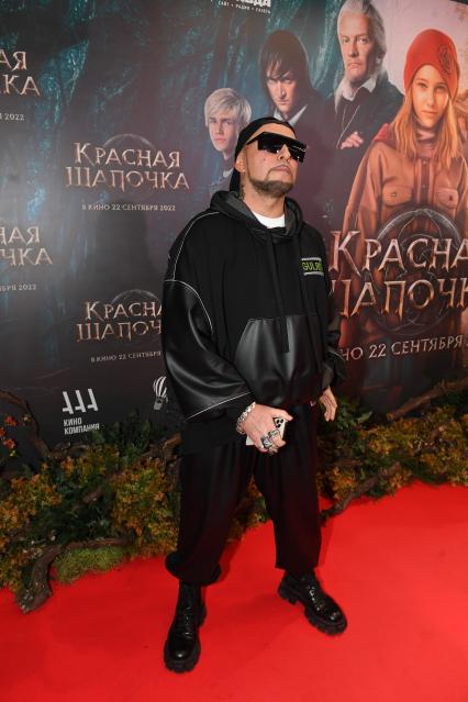 Москва. Российский дизайнер Игорь Гуляев на премьере фильма `Красная шапочка` в кинотеатре `Каро`.