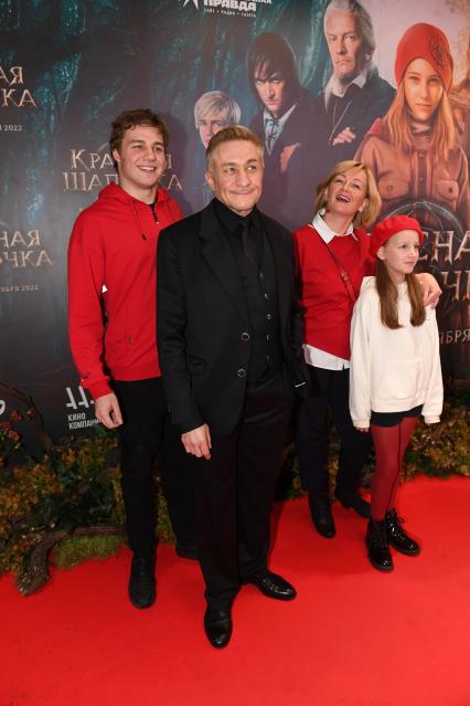 Москва. Актер Олег Кассин с семьей на премьере фильма `Красная шапочка` в кинотеатре `Каро`.