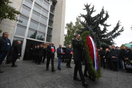 Москва. Гроб с телом генерального директора медиагруппы `Комсомольской правды` Владимира Сунгоркина после церемонии прощания в похоронном доме `Троекурово`. Слева направо: продюсер кинокомпании `Красная стрела` Вадим Горяинов, политический обозреватель `Комсомольской правды ` Александр Гамов и заместитель главного редактора ИД `Комсомольская правда` Леонид Захаров.