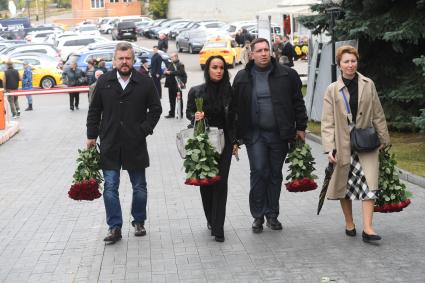 Москва. Официальный представитель МВД РФ, помощник министра внутренних дел РФ, генерал-майор полиции Ирина Волк (в центре) на церемонии прощания с генеральным директором медиагруппы `Комсомольской правды` Владимиром Сунгоркиным на Троекуровском кладбище.