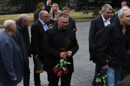 Москва. Заместитель главного редактора, шеф-редактор ежедневного выпуска газеты `Комсомольская правда` Евгений Сазонов (в центре) на церемонии прощания с генеральным директором медиагруппы `Комсомольской правды` Владимиром Сунгоркиным на Троекуровском кладбище.