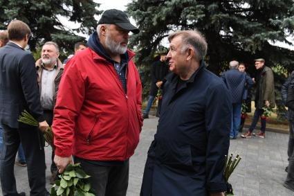 Москва. Главный редактор `Новой газеты` Дмитрий Муратов (слева) на церемонии прощания с генеральным директором медиагруппы `Комсомольской правды` Владимиром Сунгоркиным на Троекуровском кладбище.