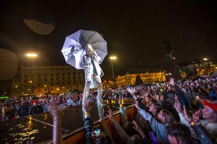 Владивосток. Певица Клава Кока выступает на концерте в честь Дня знаний.