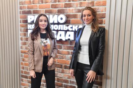 Москва. Телеведущая федеральных каналов `Россия24`и `ТВ-Центр`, Президент и основатель благотворительного фонда `Чудо света`Екатерина Колокольцева и заместитель генерального директора ИД `Комсомольская правда`, ведущая Анжелика Сулхаева (слева) в программе `Время женщин` в ИД `Комсомольская правда`.