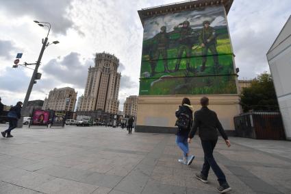 Москва. Граффити в поддержку российских военных, которые участвуют в спецоперации на Украине появилось на торце дома на Зацепском валу.