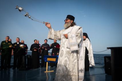 Ленинградская область. Моряки корабля`Перекоп`  во время молебна  в память бойцов, павших в боях Великой Отечественной Войны , защищая остров Гогланд в Финском заливе.