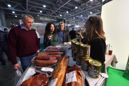 Москва.  Посетители на осенней выставке продуктов питания WorldFood Moscow 2022 в МВЦ`Крокус Экспо`.