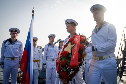 Ленинградская область.  Военнослужащие учебного корабля`Перекоп`в память о погибших в Великой Отечественной войне  моряков спустили на воду венки в Финском заливе.