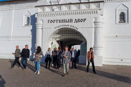 Тобольск. Вид на ворота Гостиного двора Тобольского кремля.