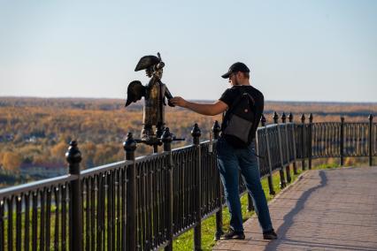 Тобольск. Скульптура странствующего ангела на прогулочной дорожке вокруг Тобольского кремля.