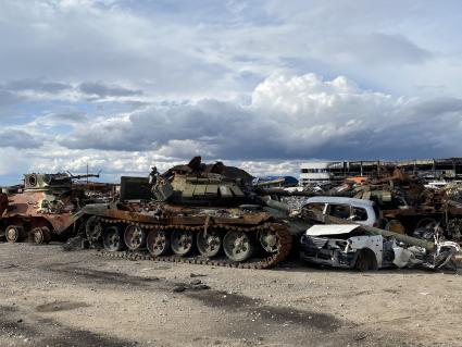 ДНР. г.Донецк. Свалка битой военной техники и покалеченных гражданских машин.