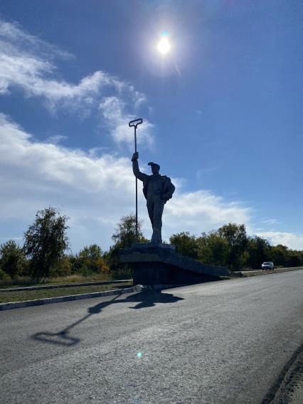 ДНР. г.Донецк. Cкульптура `Сталевар` на въезде в город.