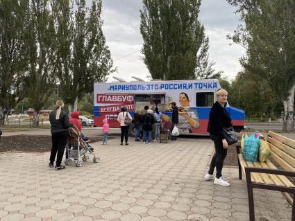 ДНР. г.Донецк. Палатка для голосования у памятника Шевченко во время голосования на референдуме ДНР по вопросу о вхождении в состав РФ на правах субъекта РФ.