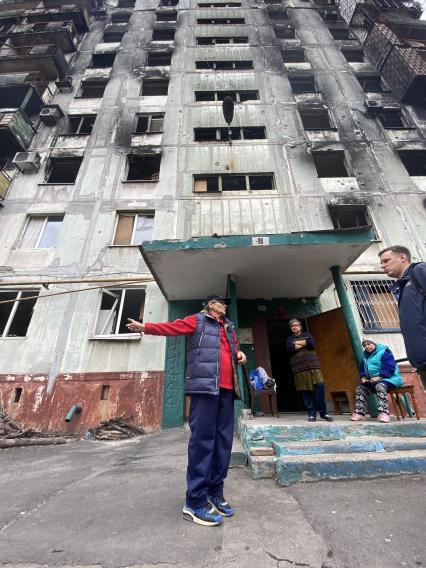 ДНР. г.Донецк. Местные жительницы у сгоревшего 14-этажного дома в районе Восточный.