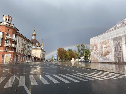 ДНР. г.Донецк. Здание Драмтеатра (справа), накрытое фальшфасадом.