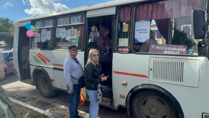 ЛНР. Луганская область. Голосование на референдуме ЛНР по вопросу о вхождении в состав РФ на правах субъекта РФ. Люди голосуют в автобусе.