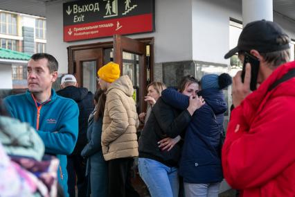 Красноярск. Проводы мобилизованных мужчин на железнодорожном вокзале перед отправкой на учебный сбор в Омскую область. Президент РФ Владимир Путин 21 сентября подписал указ о проведении в стране частичной мобилизации.