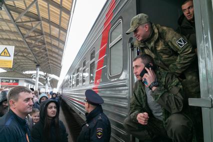 Красноярск. Проводы мобилизованных мужчин на железнодорожном вокзале перед отправкой на учебный сбор в Омскую область. Президент РФ Владимир Путин 21 сентября подписал указ о проведении в стране частичной мобилизации.