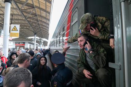 Красноярск. Проводы мобилизованных мужчин на железнодорожном вокзале перед отправкой на учебный сбор в Омскую область. Президент РФ Владимир Путин 21 сентября подписал указ о проведении в стране частичной мобилизации.