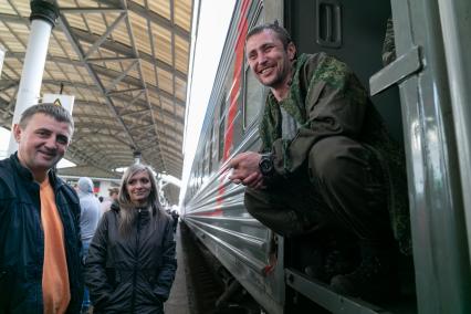 Красноярск. Проводы мобилизованных мужчин на железнодорожном вокзале перед отправкой на учебный сбор в Омскую область. Президент РФ Владимир Путин 21 сентября подписал указ о проведении в стране частичной мобилизации.