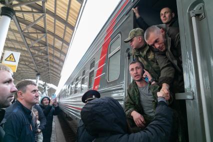 Красноярск. Проводы мобилизованных мужчин на железнодорожном вокзале перед отправкой на учебный сбор в Омскую область. Президент РФ Владимир Путин 21 сентября подписал указ о проведении в стране частичной мобилизации.