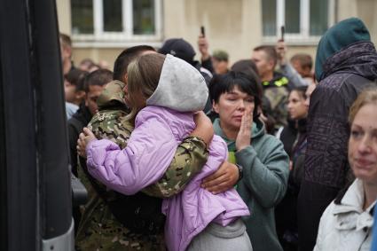 Самара. Проводы призывников в рамках частичной мобилизации у военного комиссариата. Президент РФ Владимир Путин 21 сентября подписал указ о проведении в стране частичной мобилизации.