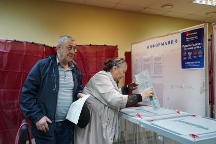 Самара. Люди голосуют на референдуме о выходе Запорожской области из состава Украины и о вхождении Запорожской области в состав РФ, на избирательном участке 4063. Референдум о вхождении ДНР, ЛНР, Херсонской и Запорожской областей в состав РФ проходит с 23 по 27 сентября.