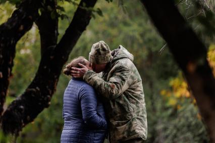 Челябинск. 35 молодых парней и опытных бойцов из Челябинска отправляются на обучение и боевое слаживание на базу в Елани, Свердловская область. Президент РФ Владимир Путин 21 сентября подписал указ о проведении в стране частичной мобилизации.