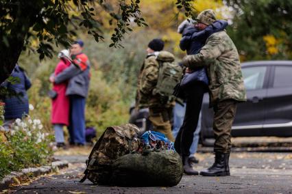 Челябинск. 35 молодых парней и опытных бойцов из Челябинска отправляются на обучение и боевое слаживание на базу в Елани, Свердловская область. Президент РФ Владимир Путин 21 сентября подписал указ о проведении в стране частичной мобилизации.