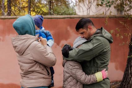 Челябинск. 35 молодых парней и опытных бойцов из Челябинска отправляются на обучение и боевое слаживание на базу в Елани, Свердловская область. Президент РФ Владимир Путин 21 сентября подписал указ о проведении в стране частичной мобилизации.